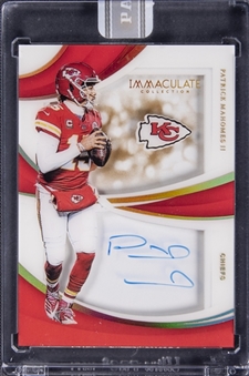2019 Panini Immaculate Collection Shadowbox Signatures "White Box 1 of 1" #PM Patrick Mahomes II Signed Card (#1/1) - Panini Sealed